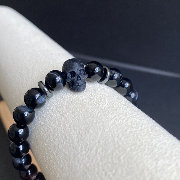 Polished Gray Banded Agate Skull Bracelet - Picture 4 of 4